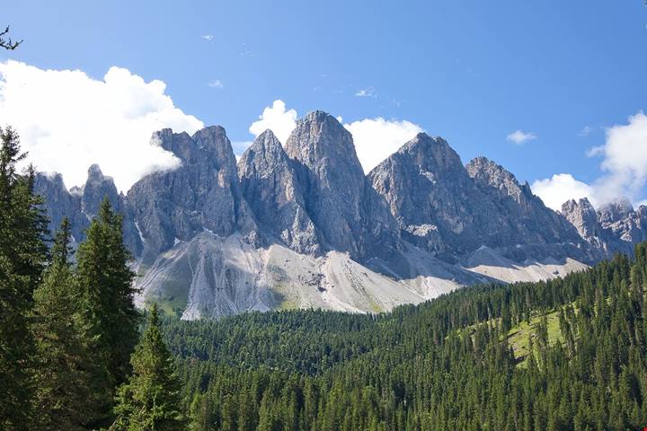 Tra i masi e le Odle per scoprire la valle dell'Alto Adige che in piena estate sembra un dipinto alpino
