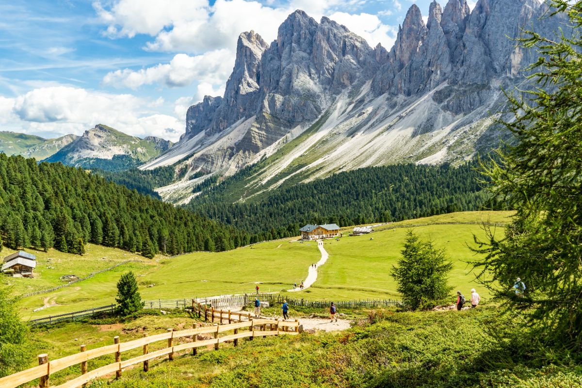 Tra i masi e le Odle per scoprire la valle dell'Alto Adige che in piena estate sembra un dipinto alpino