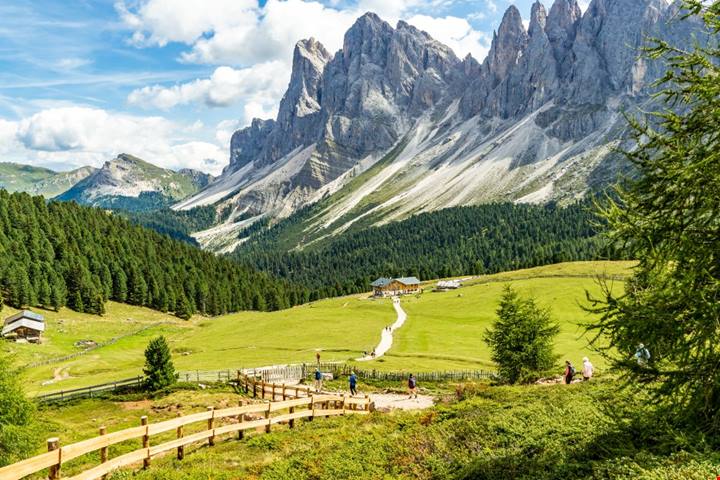 Tra i masi e le Odle per scoprire la valle dell'Alto Adige che in piena estate sembra un dipinto alpino