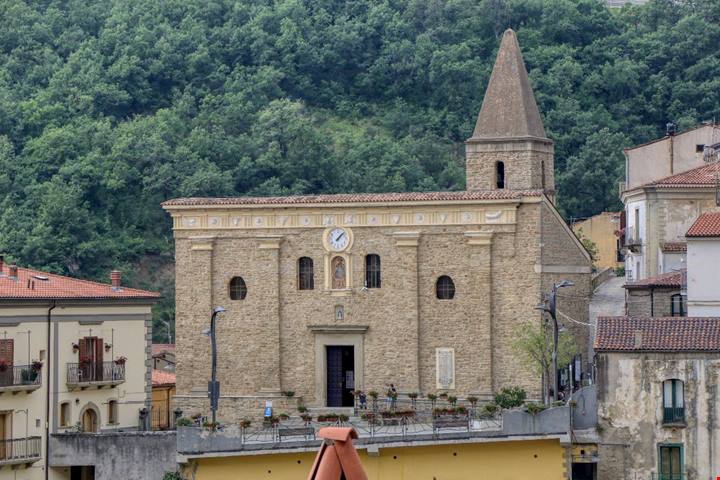 Tra i borghi più belli della Basilicata c'è una fortezza normanna incastonata nelle Dolomiti Lucane