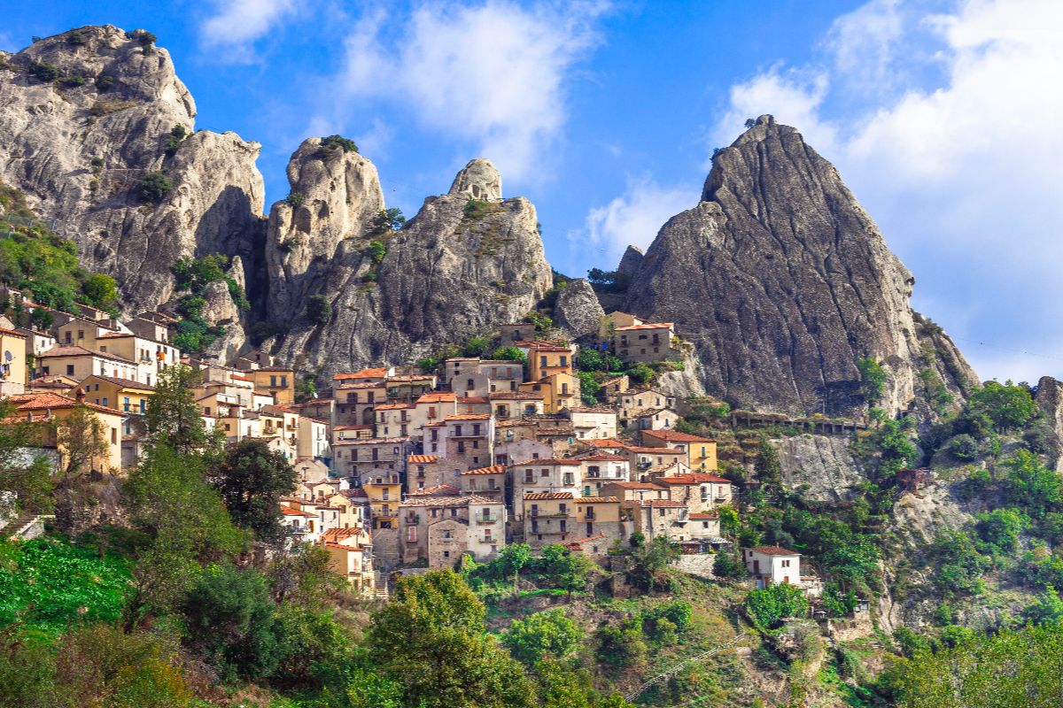Tra i borghi più belli della Basilicata c'è una fortezza normanna incastonata nelle Dolomiti Lucane