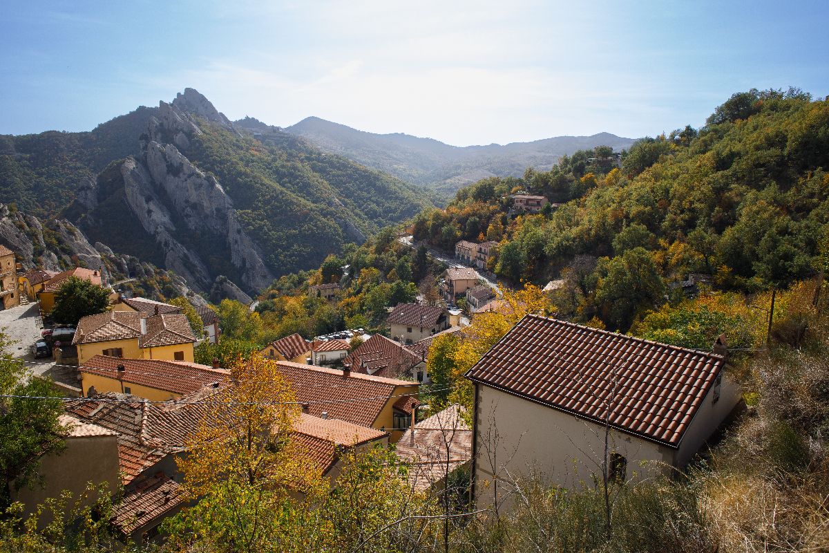 Tra i borghi più belli della Basilicata c'è una fortezza normanna incastonata nelle Dolomiti Lucane