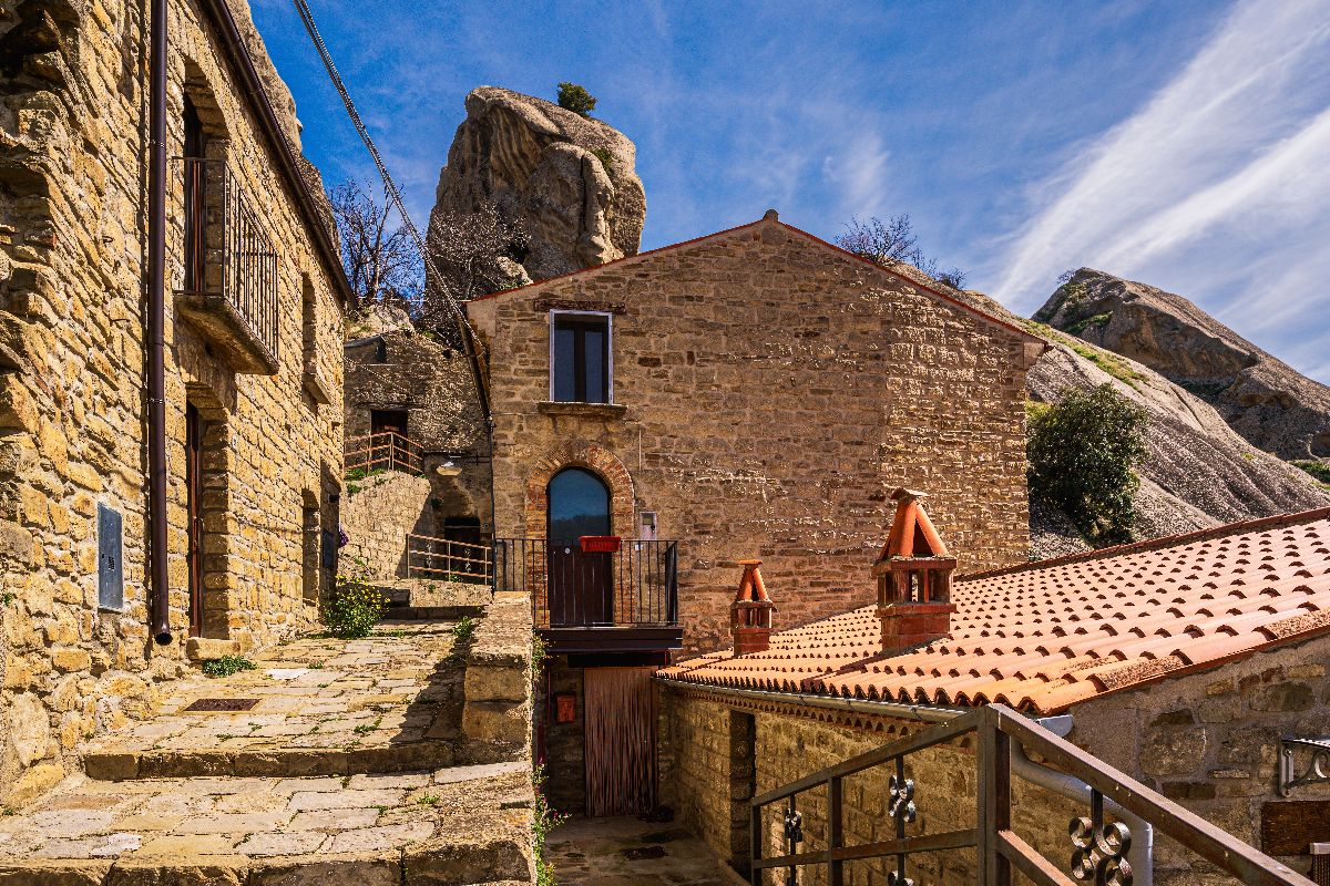 Tra i borghi più belli della Basilicata c'è una fortezza normanna incastonata nelle Dolomiti Lucane