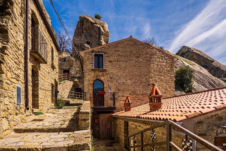 Tra i borghi più belli della Basilicata c'è una fortezza normanna incastonata nelle Dolomiti Lucane