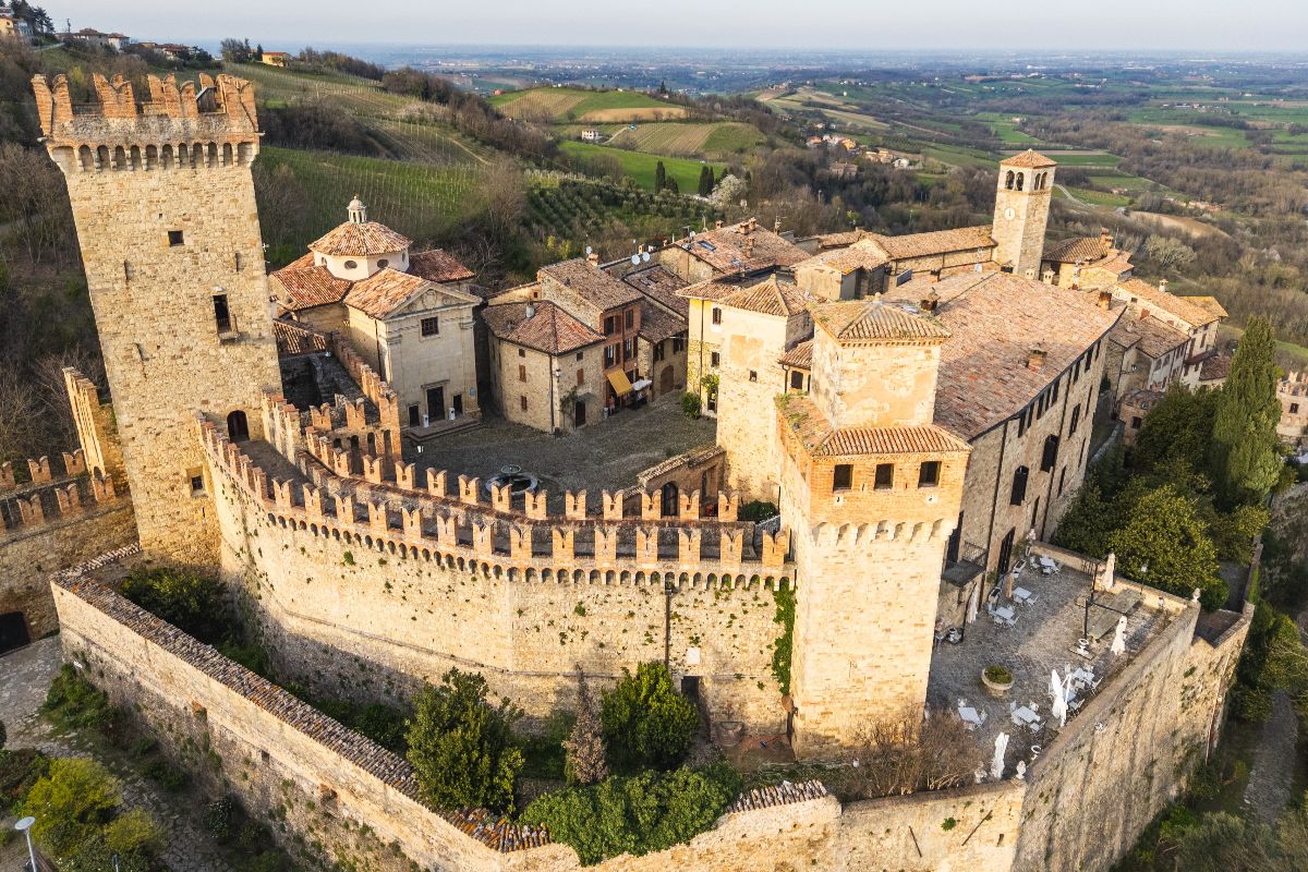 Le colline di Piacenza custodiscono un castello da fiaba che richiama turisti da tutto il mondo
