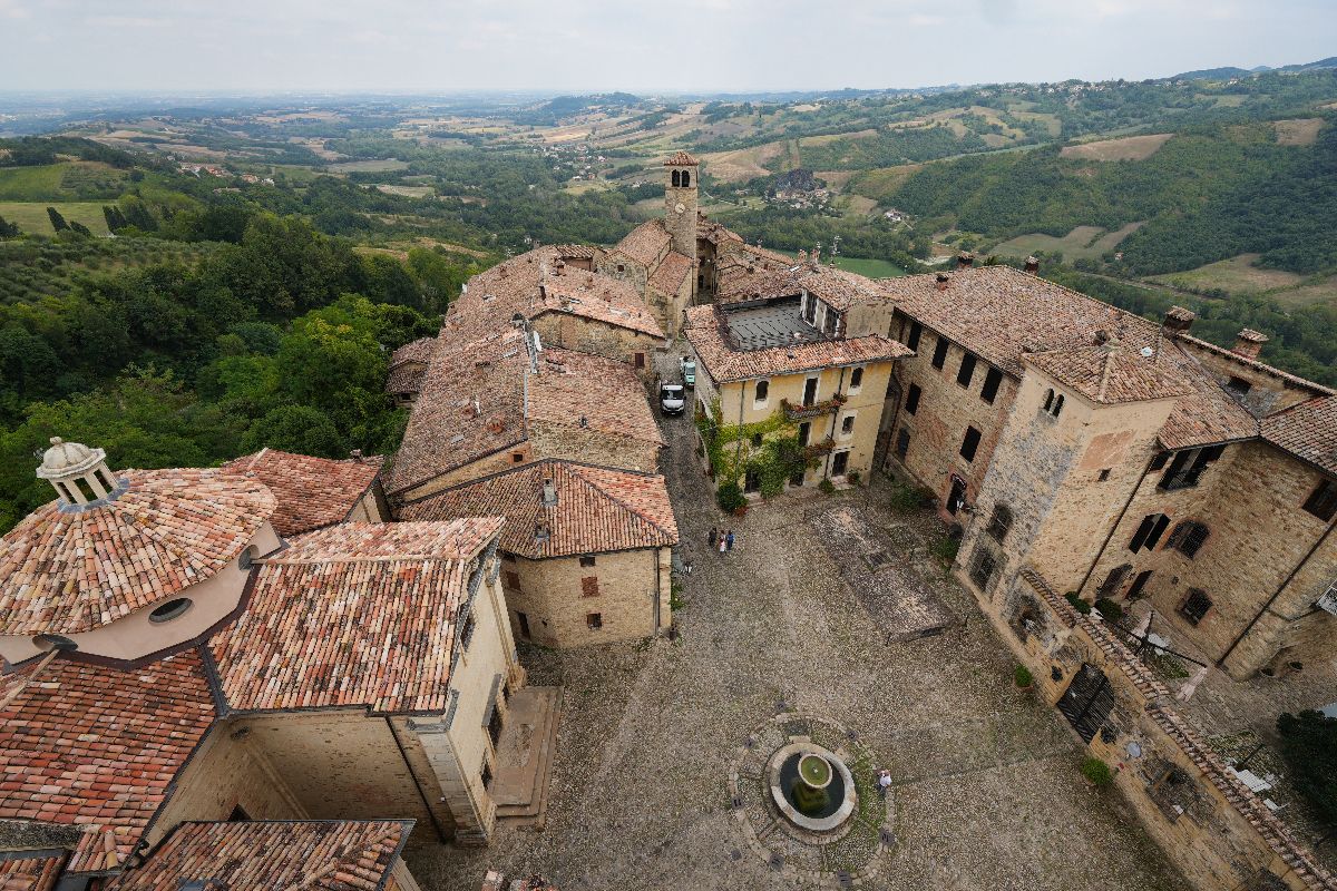 Le colline di Piacenza custodiscono un castello da fiaba che richiama turisti da tutto il mondo