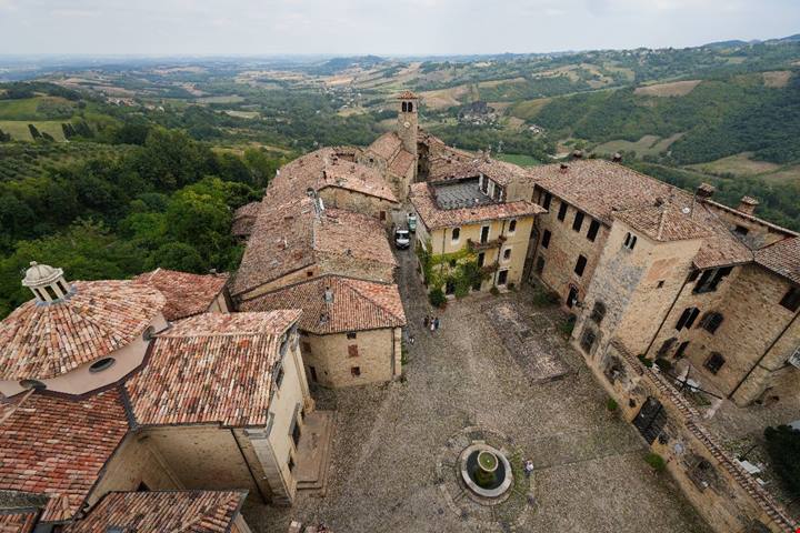 Le colline di Piacenza custodiscono un castello da fiaba che richiama turisti da tutto il mondo