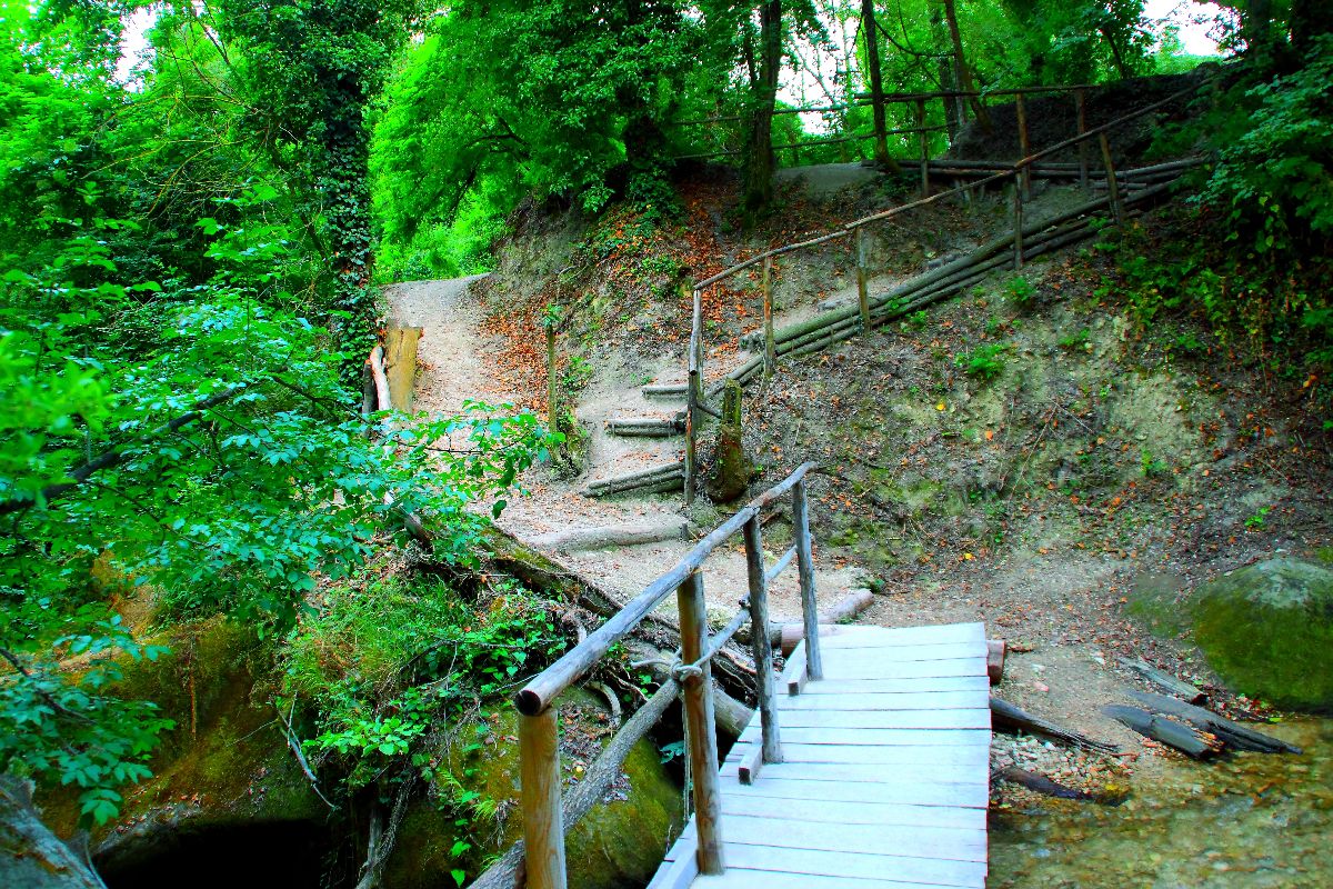 Tra le vette dei Sibillini c'è un borgo che nasconde il segreto di un'acqua purissima