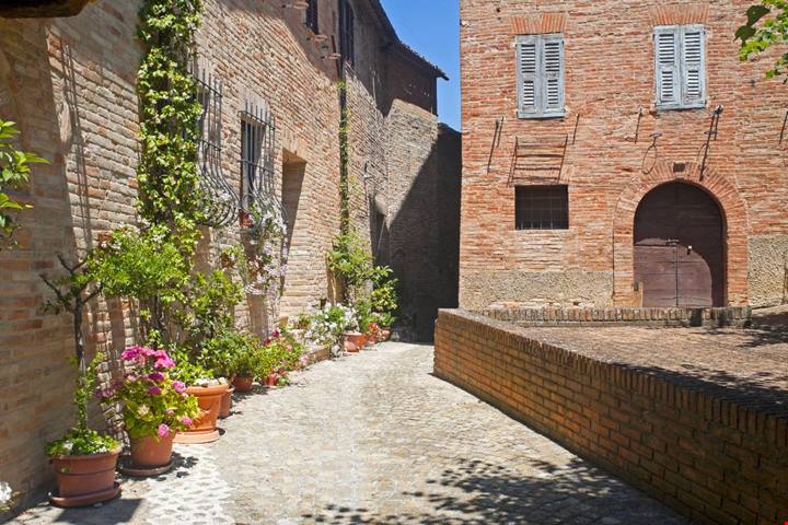 Tra le vette dei Sibillini c'è un borgo che nasconde il segreto di un'acqua purissima