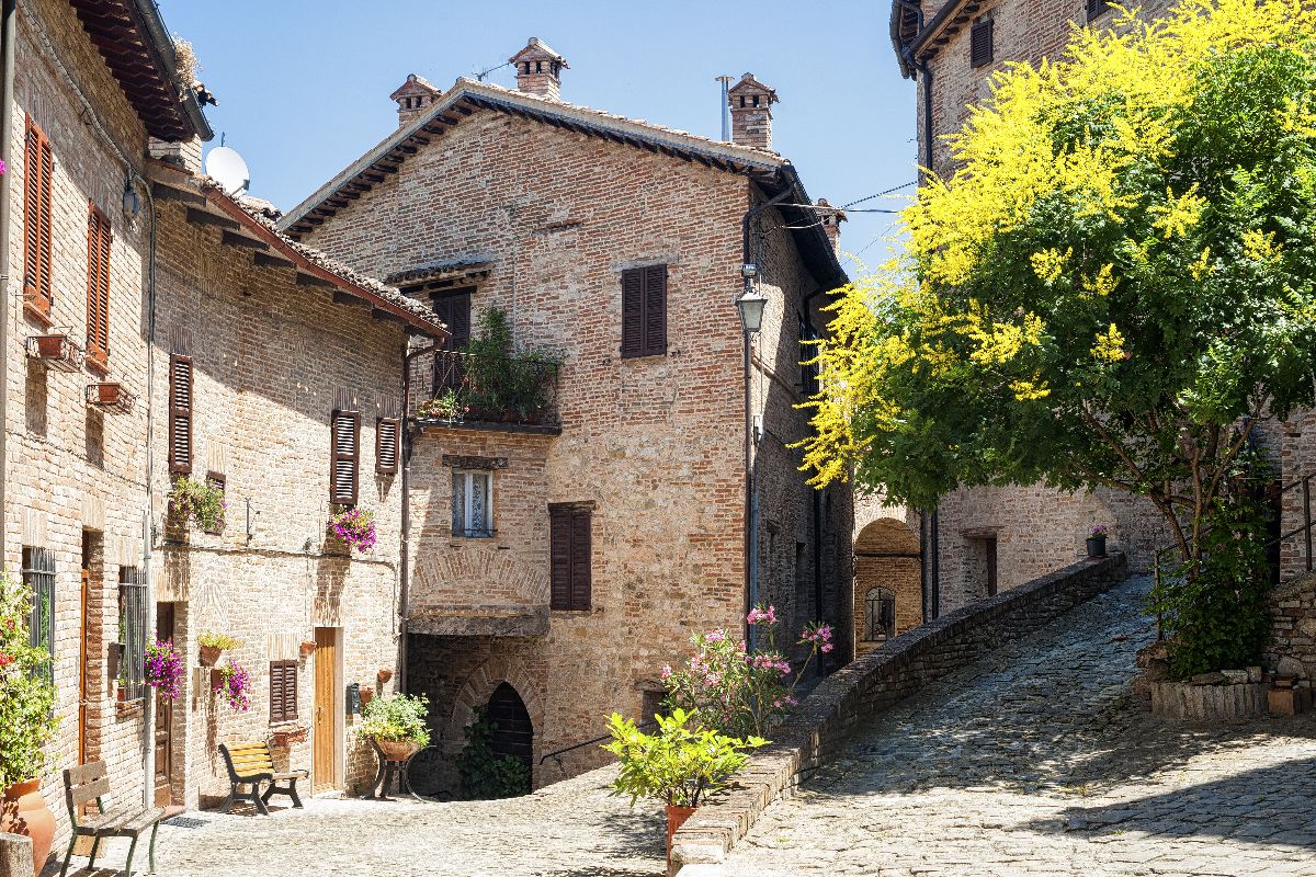 Tra le vette dei Sibillini c'è un borgo che nasconde il segreto di un'acqua purissima