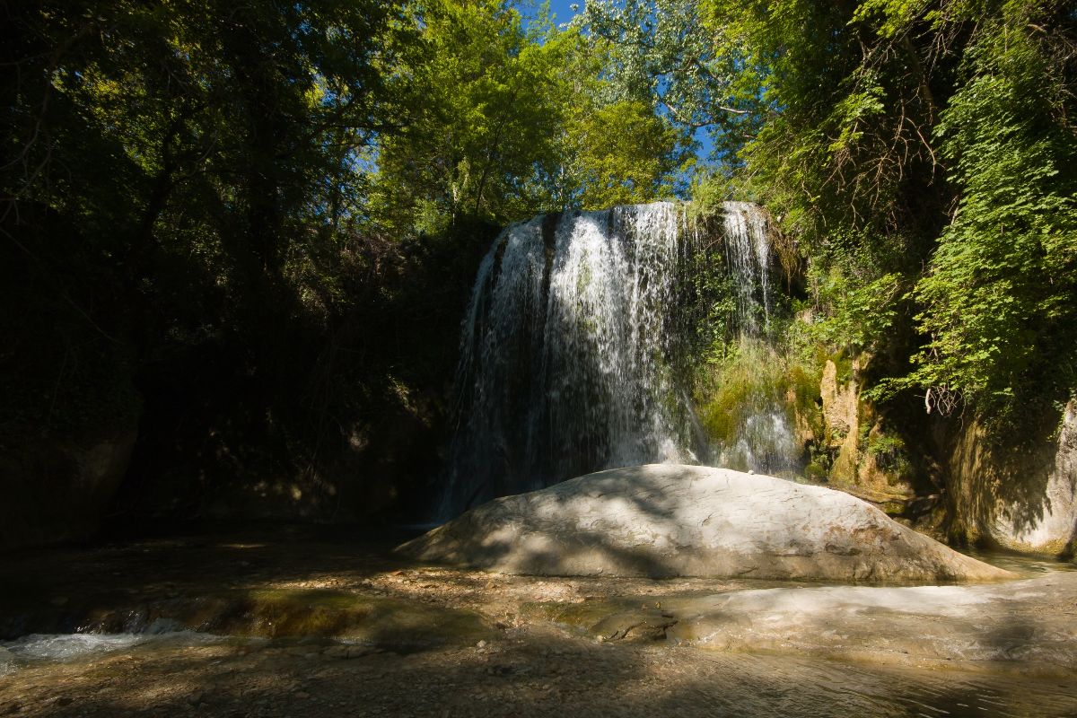 Tra le vette dei Sibillini c'è un borgo che nasconde il segreto di un'acqua purissima