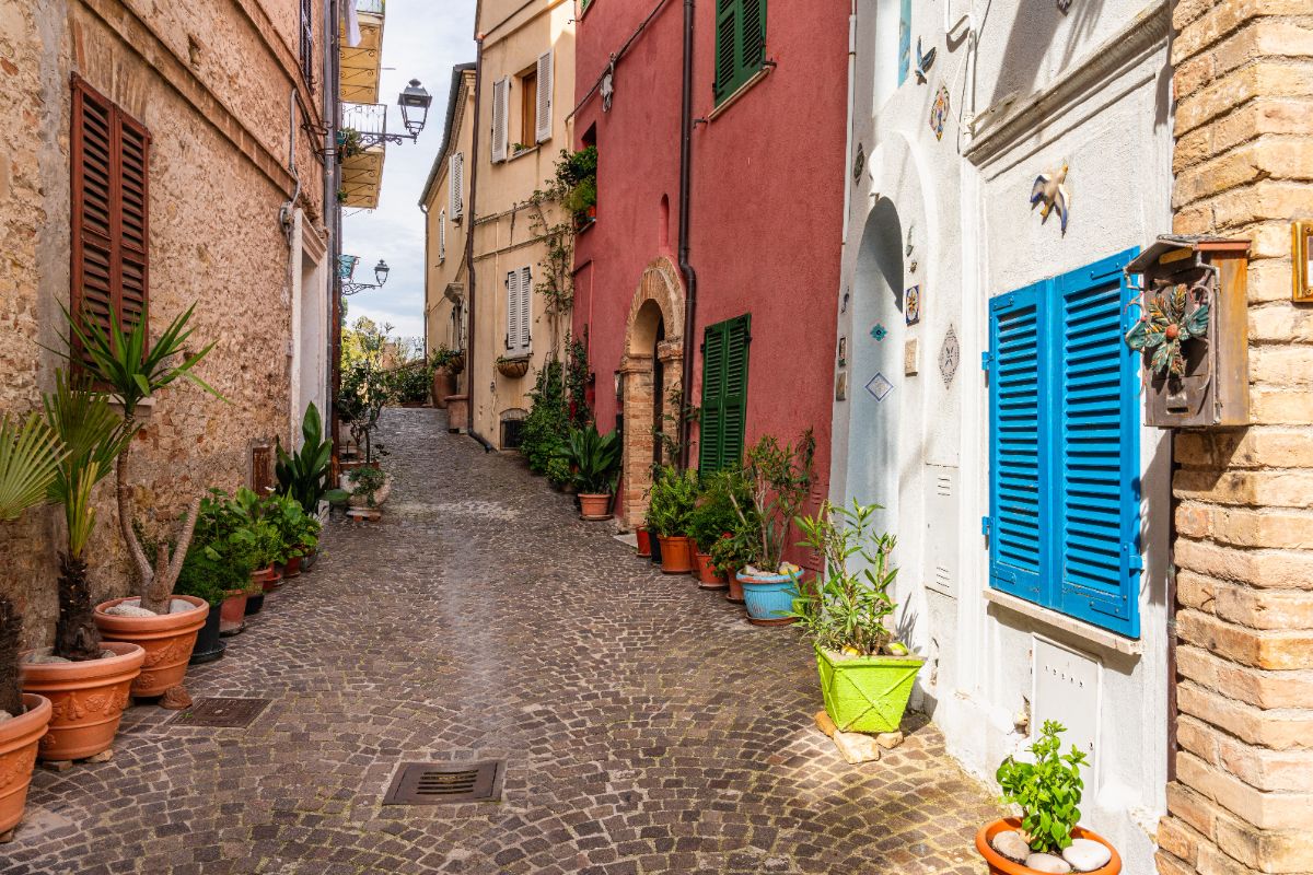 L'estate qui trascorre tra il borgo antico e un mare leggendario: è la meta perfetta per una vacanza che accontenta tutti