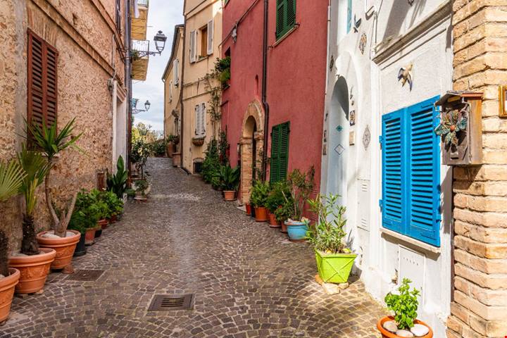L'estate qui trascorre tra il borgo antico e un mare leggendario: è la meta perfetta per una vacanza che accontenta tutti