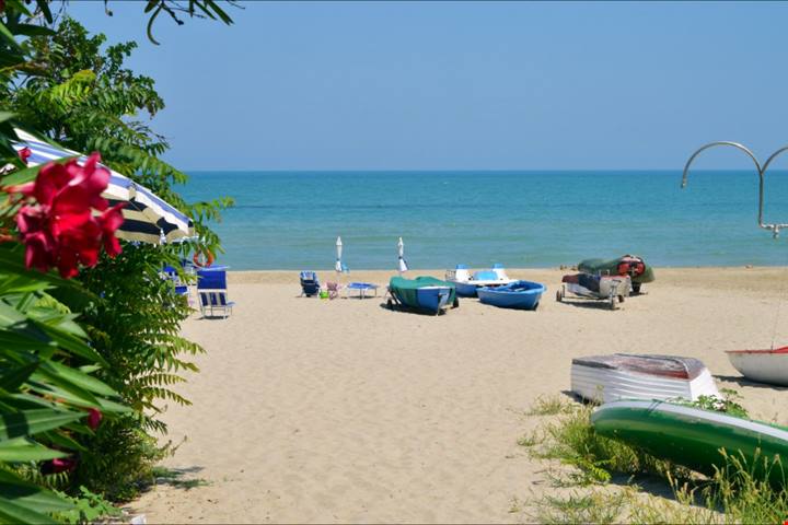 L'estate qui trascorre tra il borgo antico e un mare leggendario: è la meta perfetta per una vacanza che accontenta tutti
