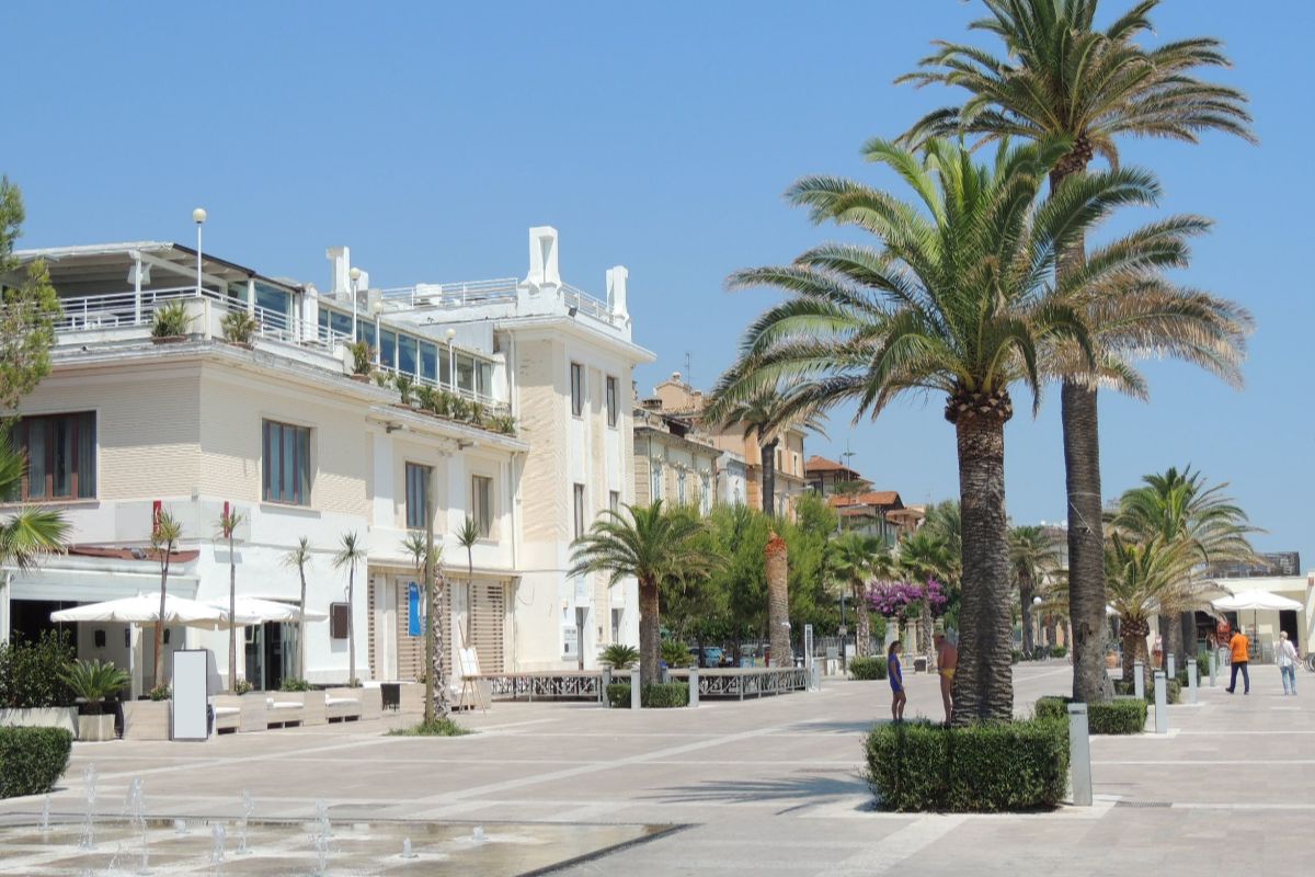 L'estate qui trascorre tra il borgo antico e un mare leggendario: è la meta perfetta per una vacanza che accontenta tutti
