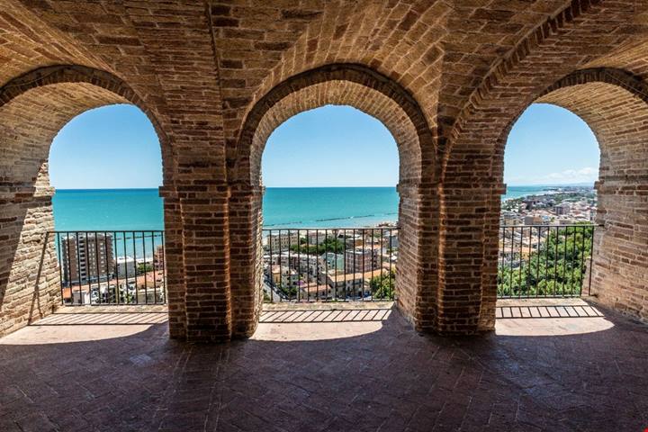 L'estate qui trascorre tra il borgo antico e un mare leggendario: è la meta perfetta per una vacanza che accontenta tutti