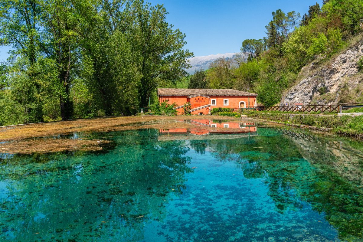 L'isola che si muove con le correnti: sembra un'illusione ottica, ma qui la natura ha disegnato un vero capolavoro