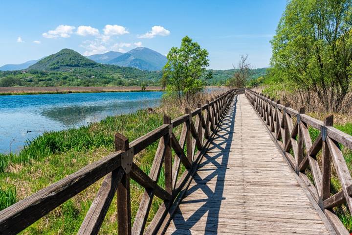 L'isola che si muove con le correnti: sembra un'illusione ottica, ma qui la natura ha disegnato un vero capolavoro