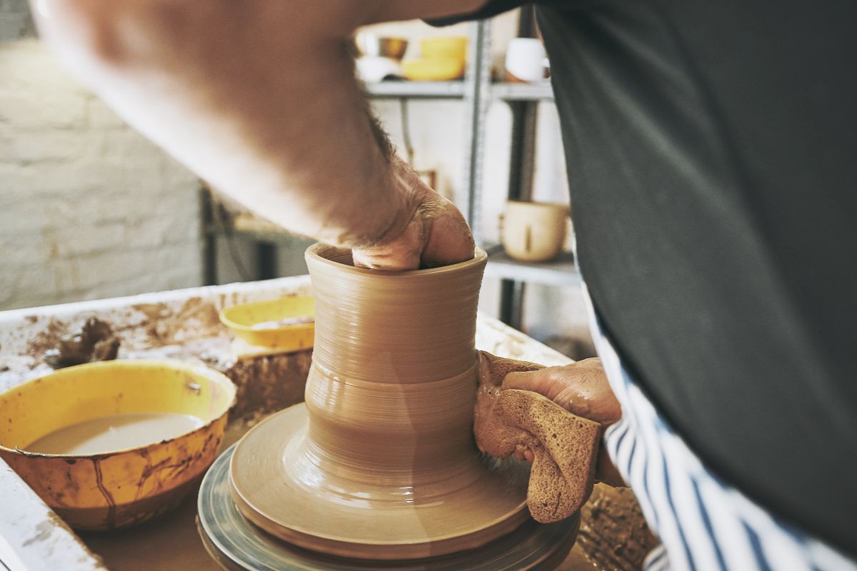 Calabria, è qui che puoi visitare l'antico borgo della ceramica dove ogni vicolo racconta una storia 