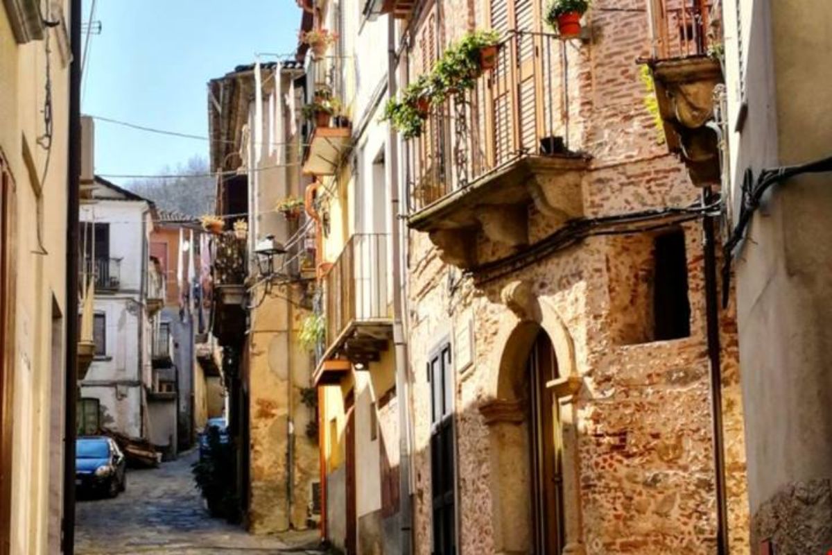 Calabria, è qui che puoi visitare l'antico borgo della ceramica dove ogni vicolo racconta una storia 