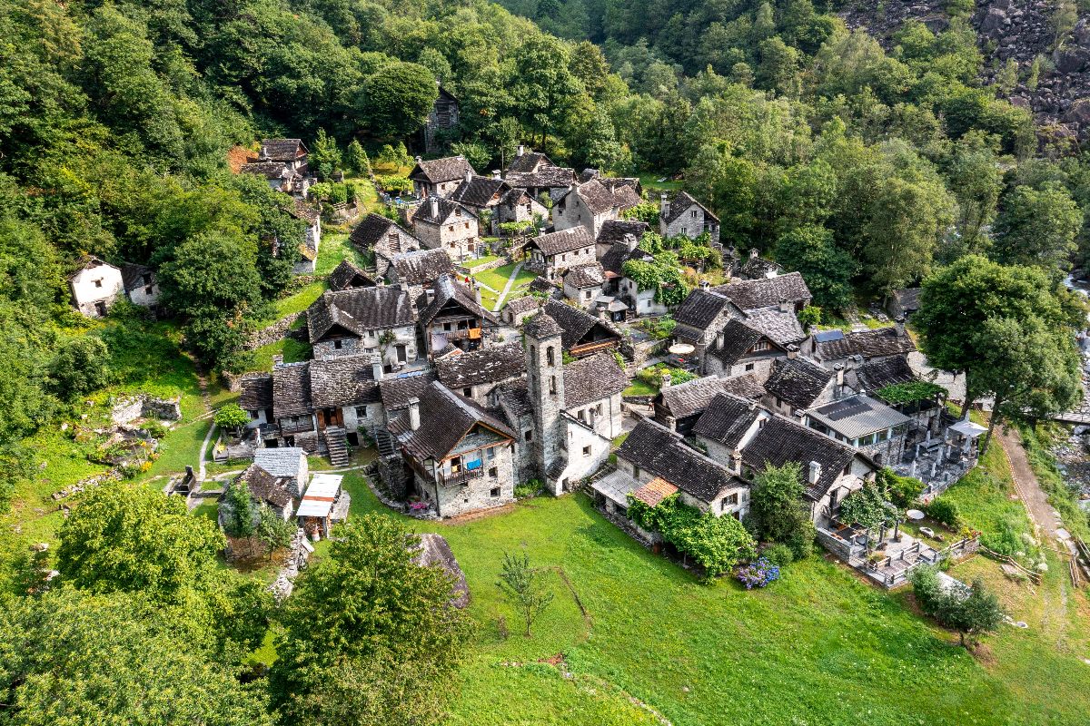 Foroglio: il borgo svizzero senza elettricità tra cascate e case in pietra