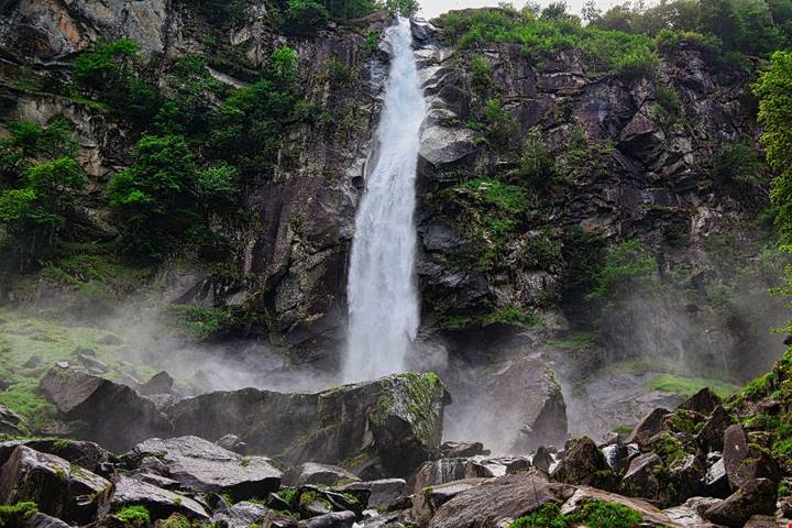 Foroglio: il borgo svizzero senza elettricità tra cascate e case in pietra
