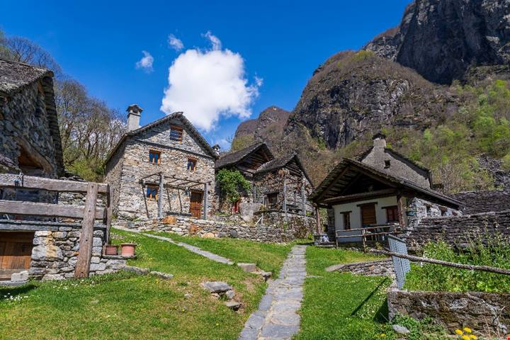 Foroglio: il borgo svizzero senza elettricità tra cascate e case in pietra