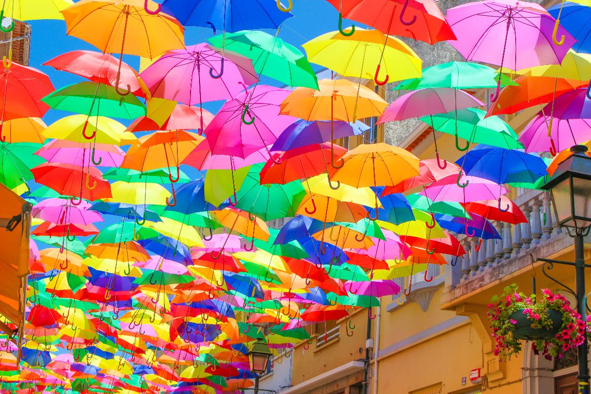 Un gioco di colori nato per caso in Portogallo ha reso queste città dei veri arcobaleni a cielo aperto