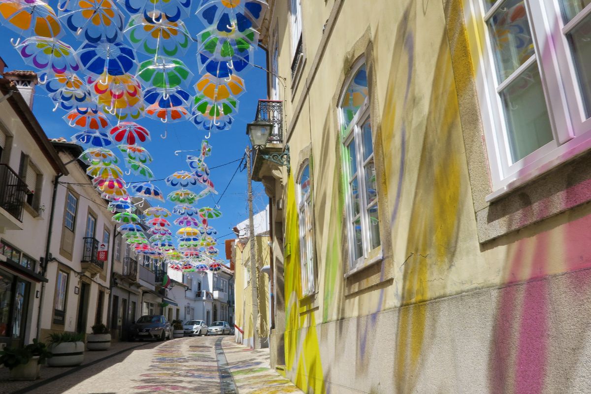 Un gioco di colori nato per caso in Portogallo ha reso queste città dei veri arcobaleni a cielo aperto