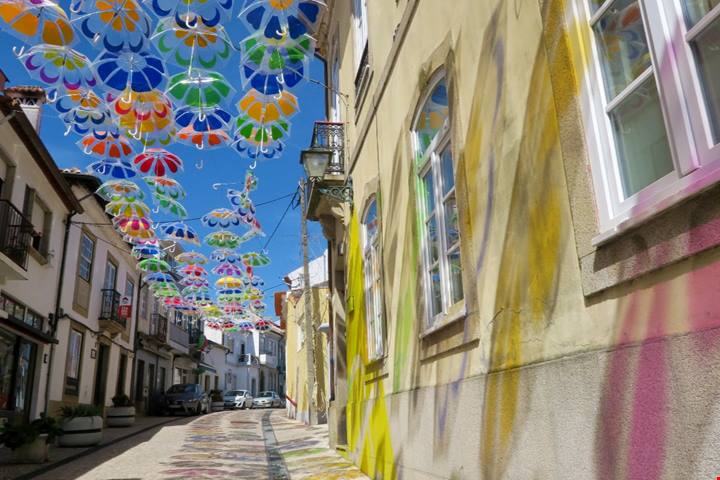 Un gioco di colori nato per caso in Portogallo ha reso queste città dei veri arcobaleni a cielo aperto