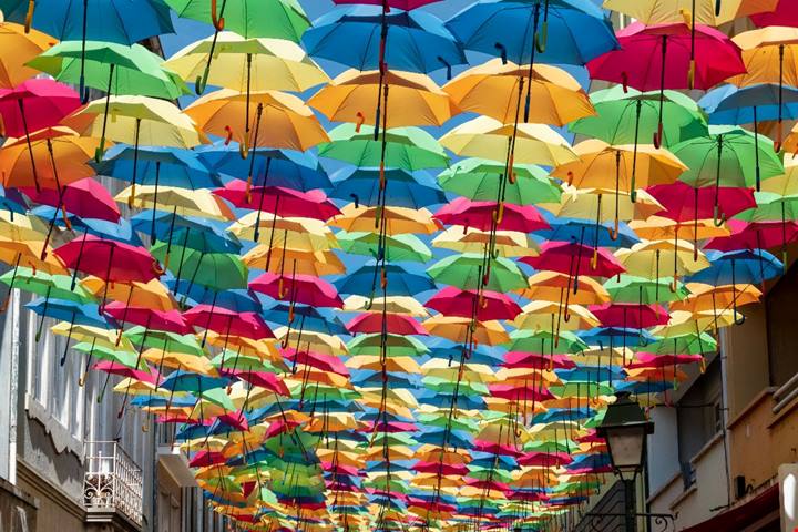 Un gioco di colori nato per caso in Portogallo ha reso queste città dei veri arcobaleni a cielo aperto