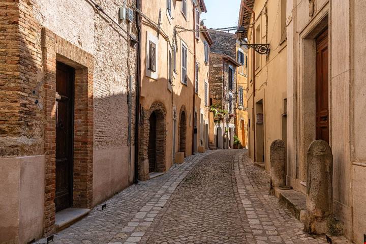 Borgo... e mezzo: nelle campagne del Lazio c'è il paese che ha ospitato le riprese del mitico film di Fellini