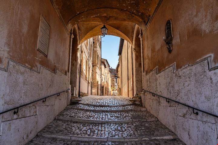 Borgo... e mezzo: nelle campagne del Lazio c'è il paese che ha ospitato le riprese del mitico film di Fellini