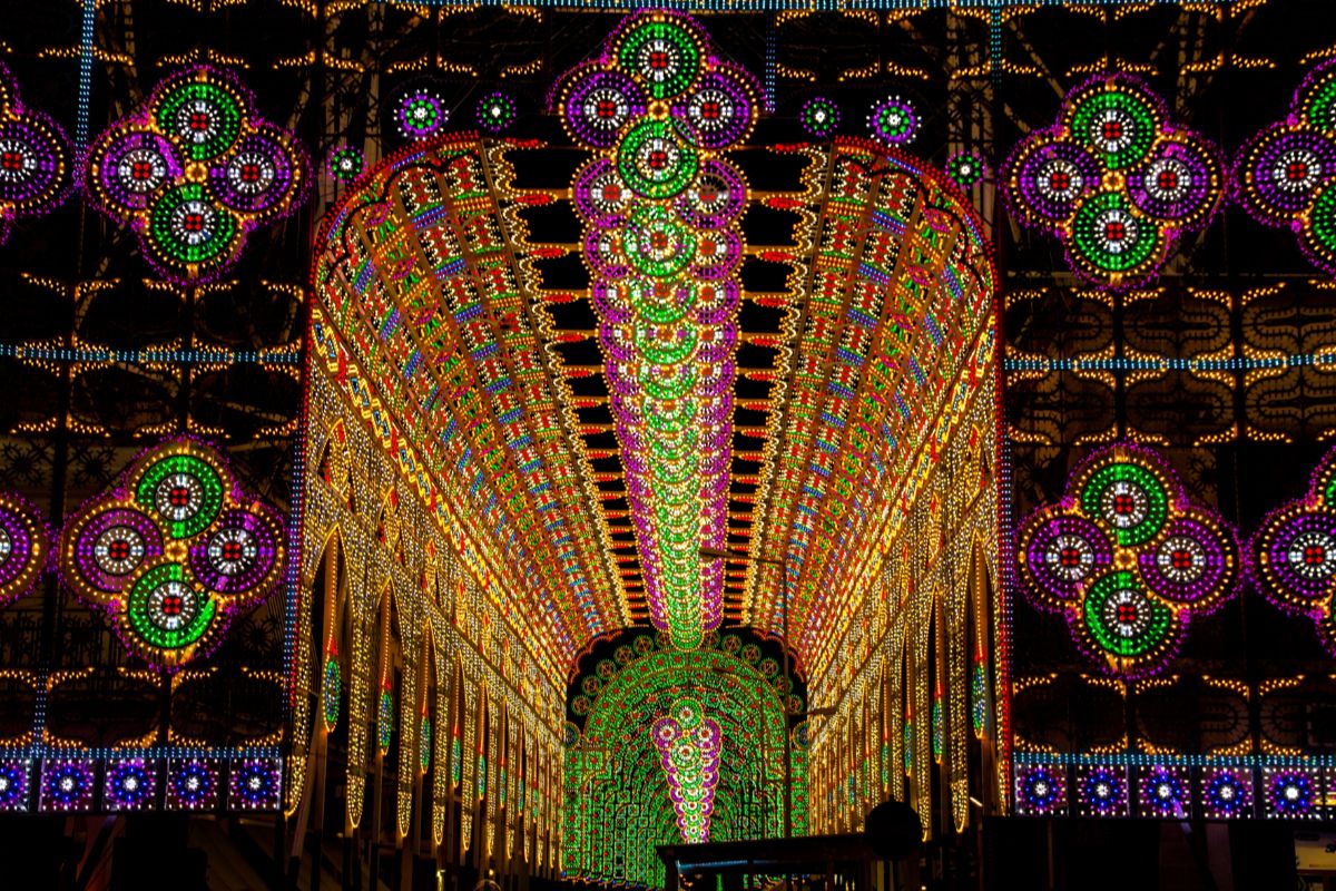 Non serve aspettare Natale: a luglio in Salento si riaccende la Capitale mondiale delle luminarie