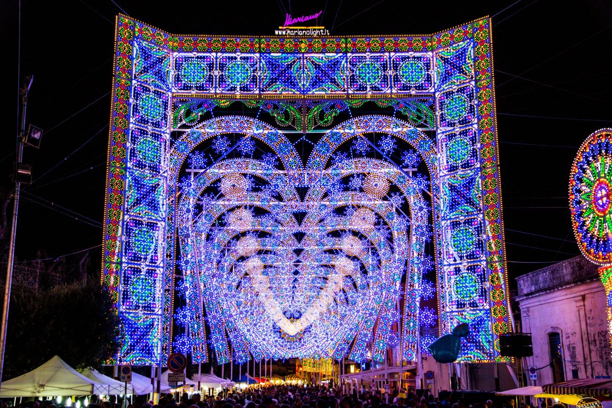 Non serve aspettare Natale: a luglio in Salento si riaccende la Capitale mondiale delle luminarie
