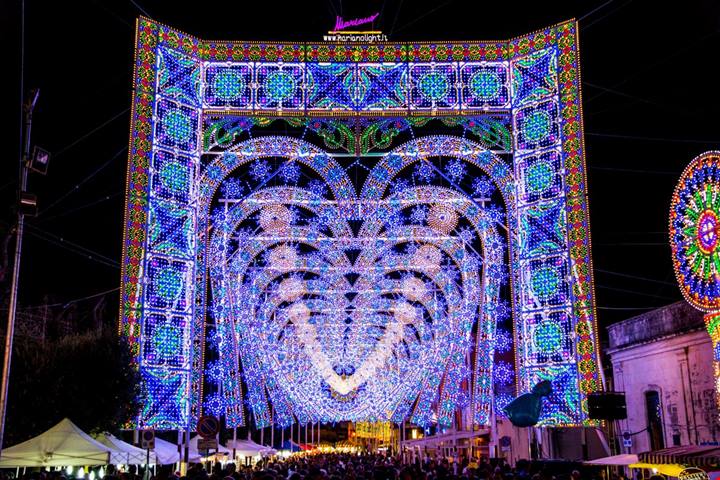 Non serve aspettare Natale: a luglio in Salento si riaccende la Capitale mondiale delle luminarie