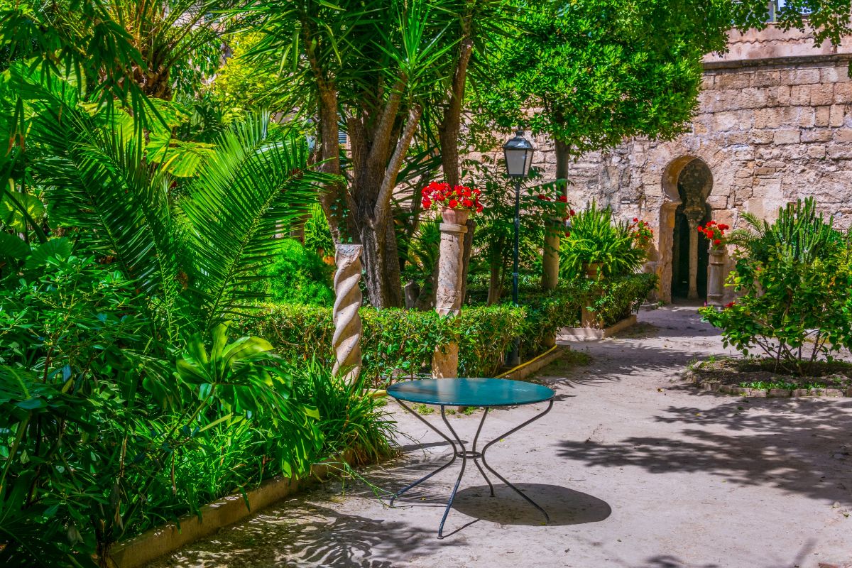Tra cupole e giardini esotici, a Palma di Maiorca puoi visitare uno dei capolavori meno conosciuti dell'arte islamica in Spagna