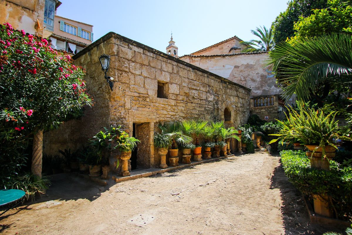 Tra cupole e giardini esotici, a Palma di Maiorca puoi visitare uno dei capolavori meno conosciuti dell'arte islamica in Spagna