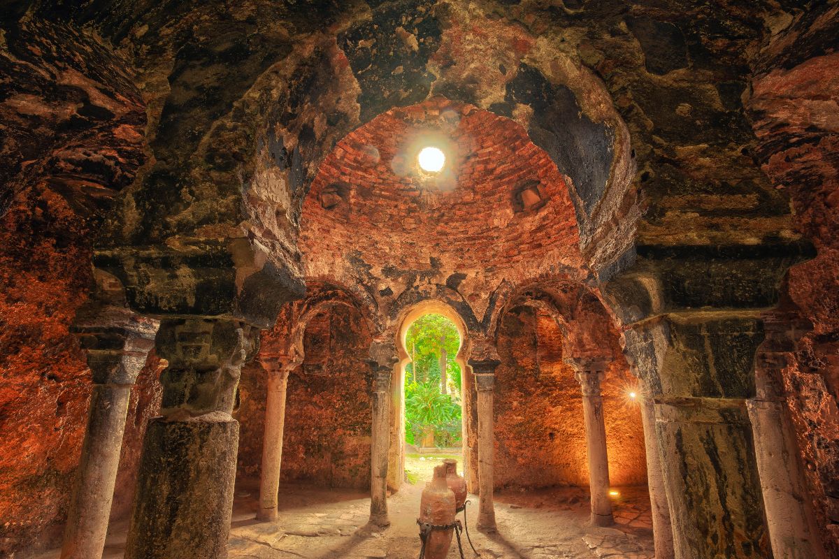 Tra cupole e giardini esotici, a Palma di Maiorca puoi visitare uno dei capolavori meno conosciuti dell'arte islamica in Spagna