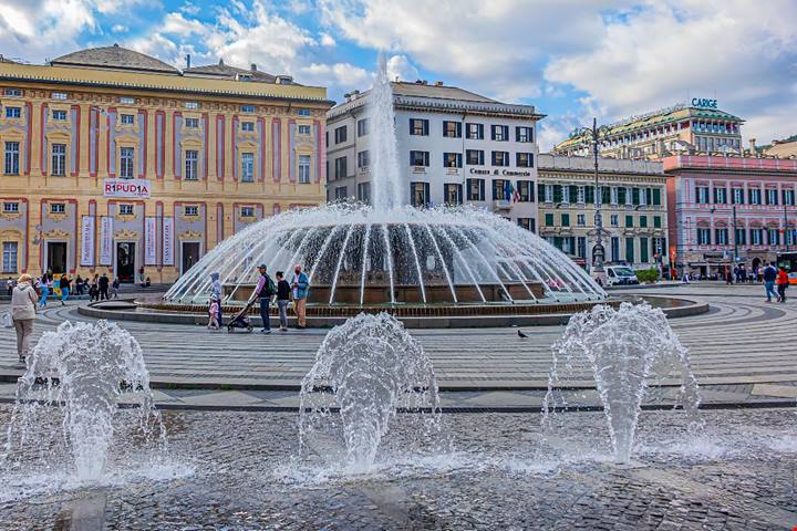Il 90° compleanno della fontana che ha rivoluzionato l'ìntero centro storico di questa città della Liguria