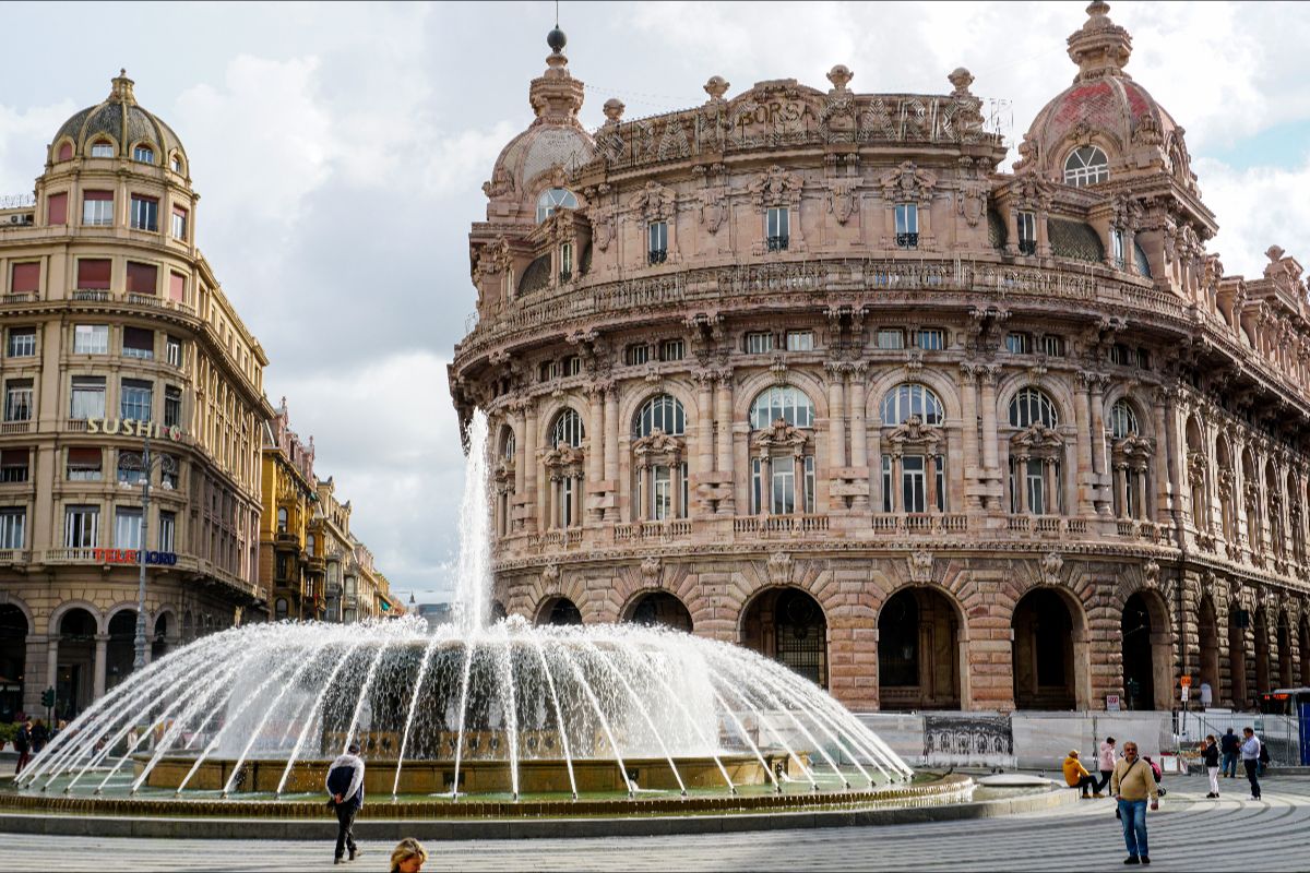 Il 90° compleanno della fontana che ha rivoluzionato l'ìntero centro storico di questa città della Liguria