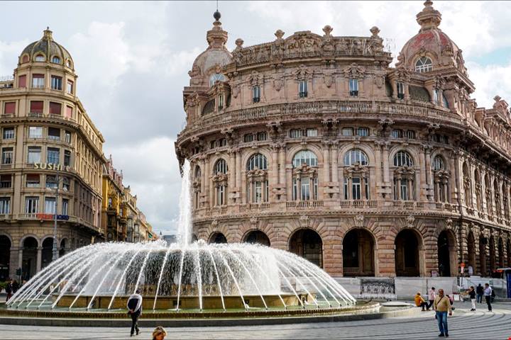 Il 90° compleanno della fontana che ha rivoluzionato l'ìntero centro storico di questa città della Liguria