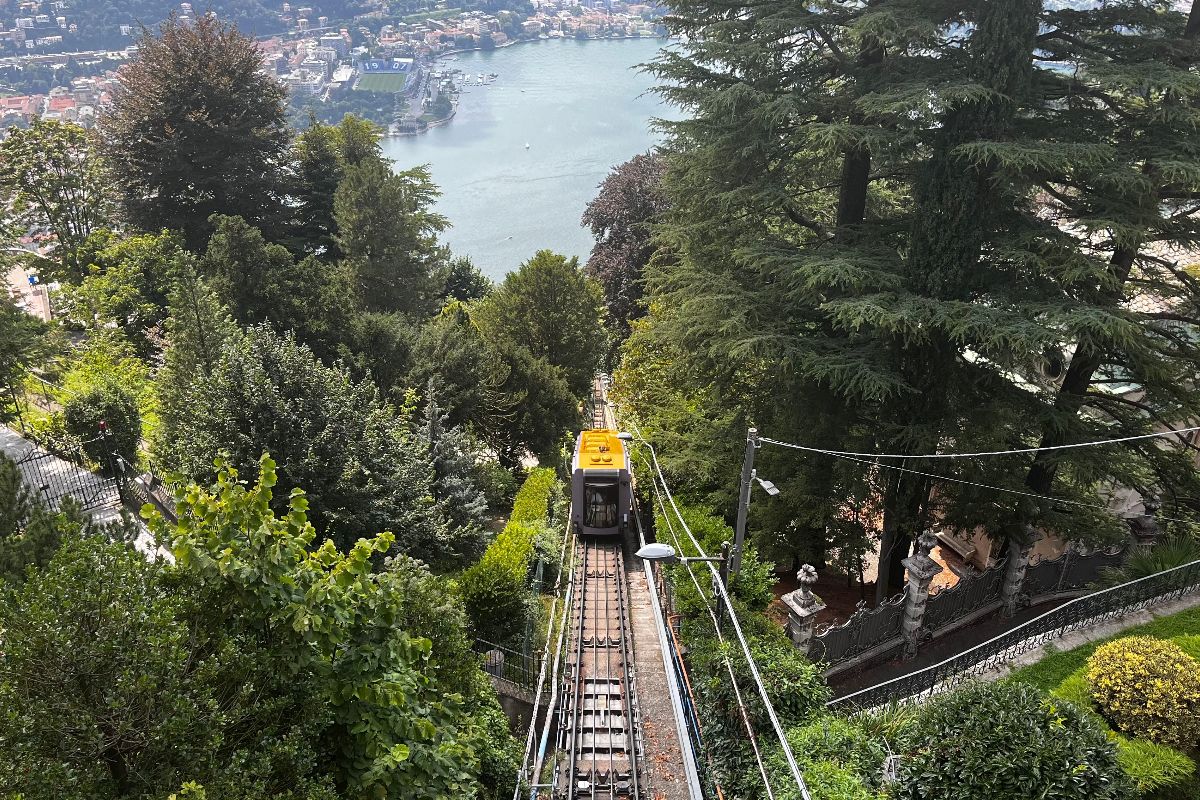 Sul balcone sulle Alpi con la storica funicolare che domina il Lago di Como da 130 anni