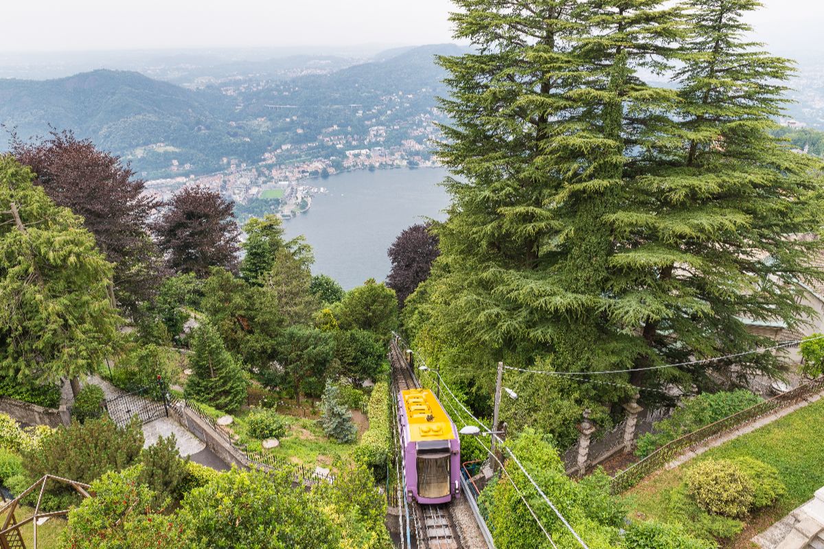 Sul balcone sulle Alpi con la storica funicolare che domina il Lago di Como da 130 anni