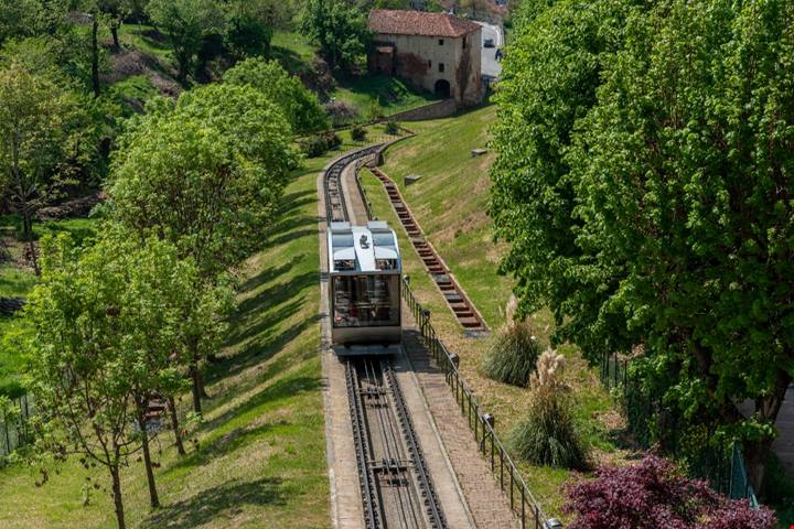 In Piemonte per (ri)scoprire la città della Funicolare, dove da 130 anni si viaggia su rotaia