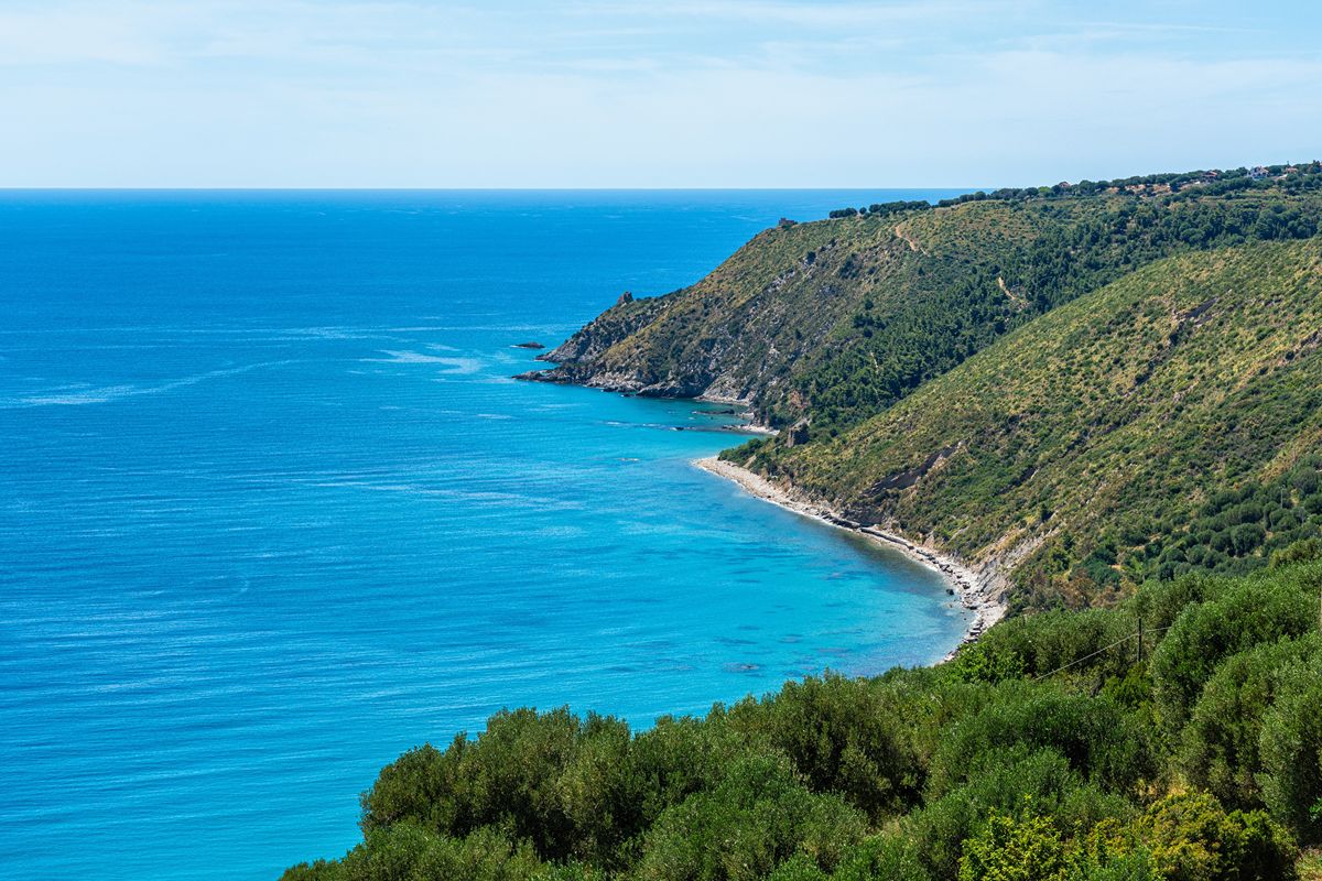Campania, è ai piedi dell'antico palazzo del Marchese che scoprirai la spiaggia più autentica della regione