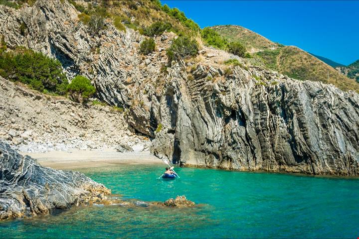 Campania, è ai piedi dell'antico palazzo del Marchese che scoprirai la spiaggia più autentica della regione