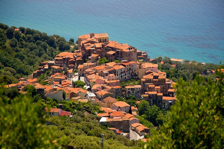 Campania, è ai piedi dell'antico palazzo del Marchese che scoprirai la spiaggia più autentica della regione