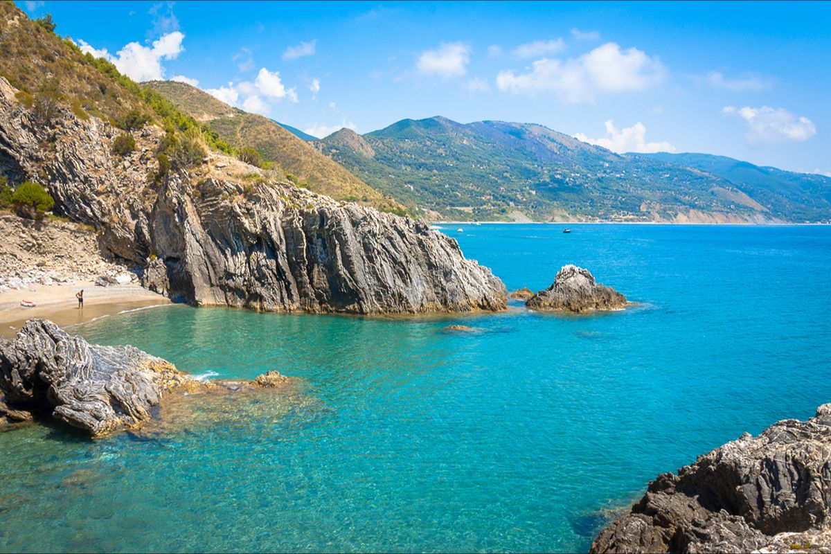 Campania, è ai piedi dell'antico palazzo del Marchese che scoprirai la spiaggia più autentica della regione