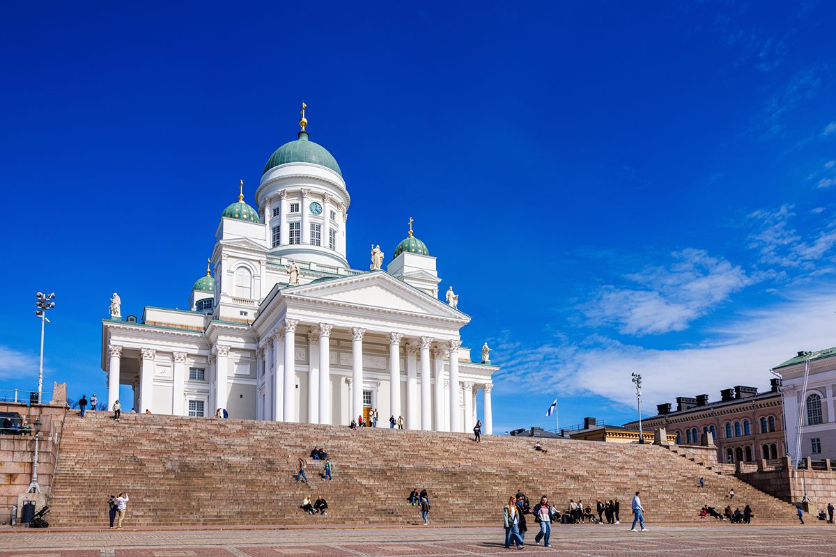 Sembra un tempio classico, ma è la cattedrale che domina dall'alto questa splendida città del Nord